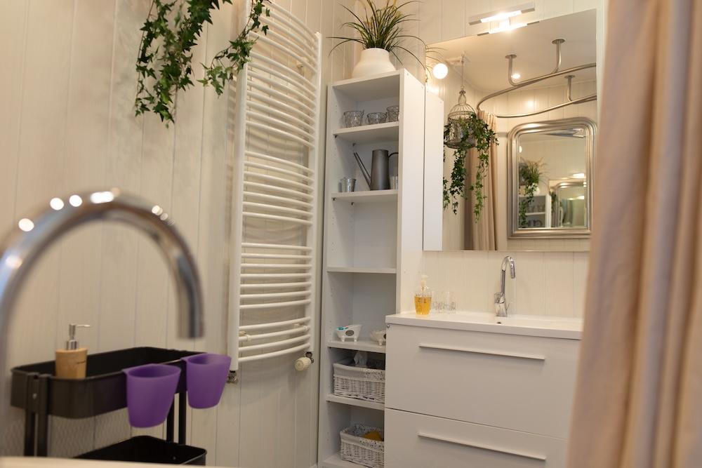 An image presenting the room