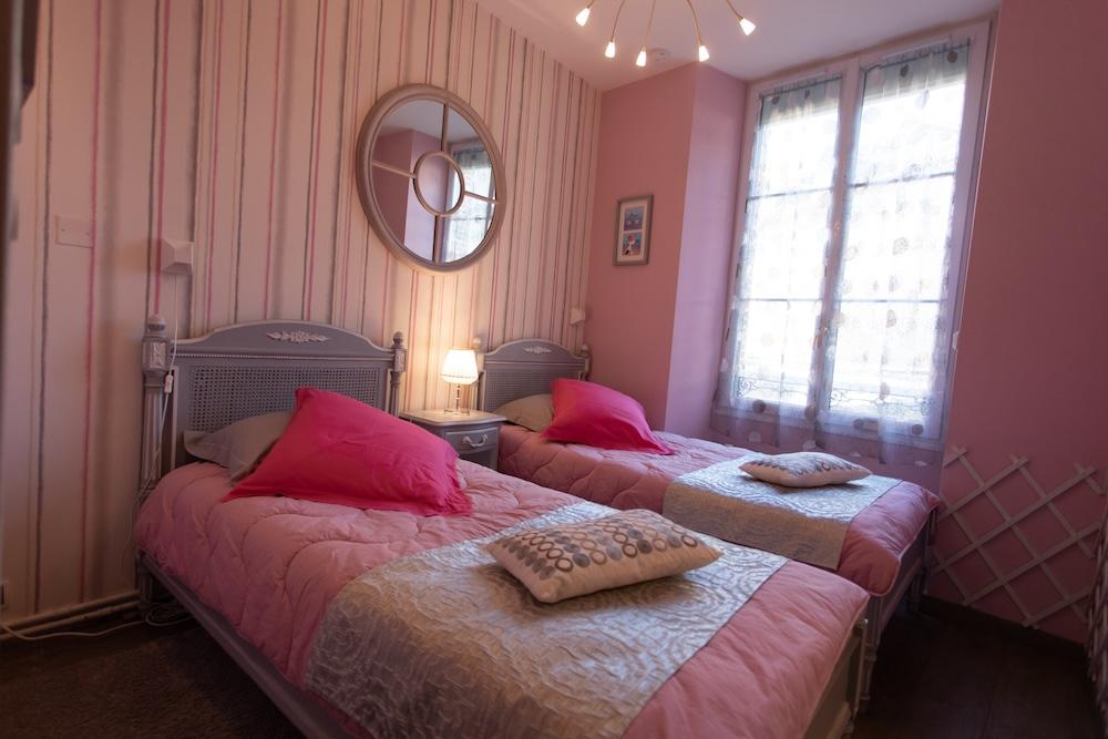 An image presenting the room