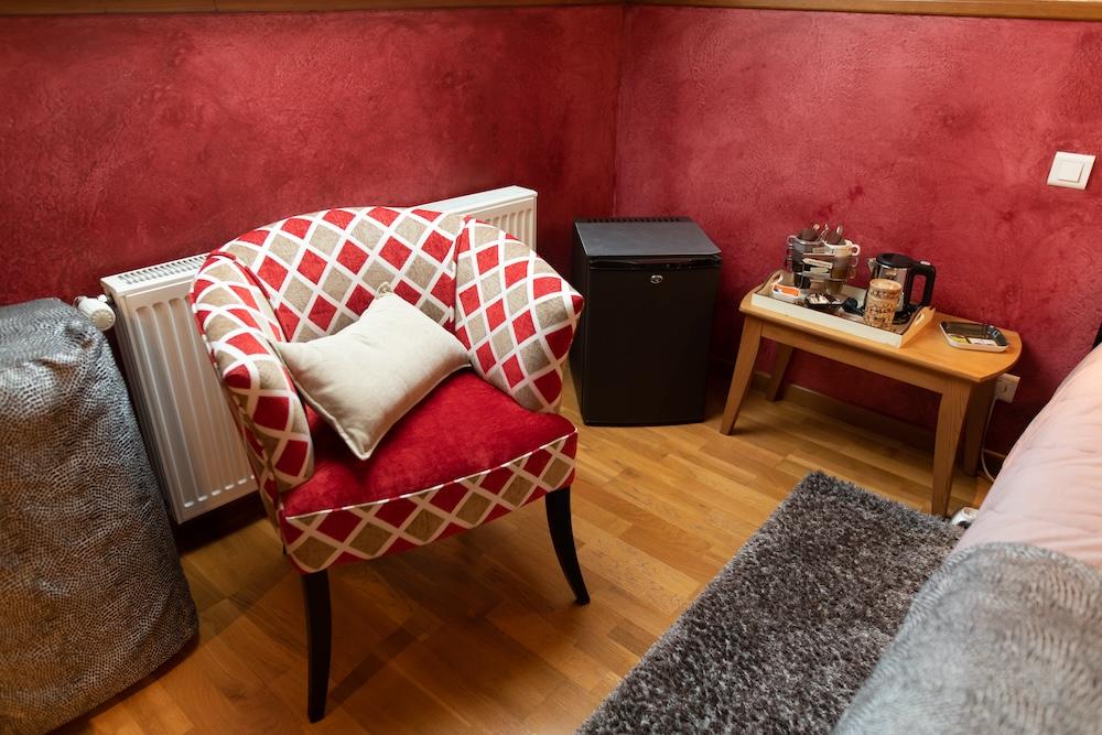 An image presenting the room