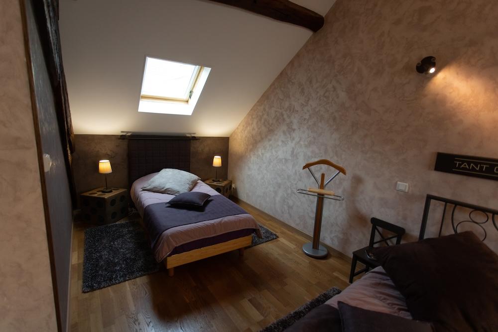 An image presenting the room