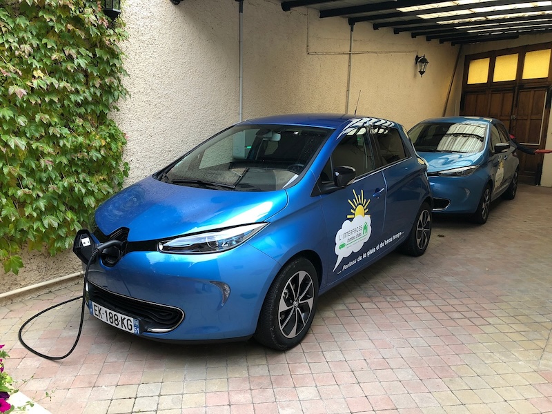 We see 2 blue electric Renault Zoé in the entrance courtyard of Linterfaces