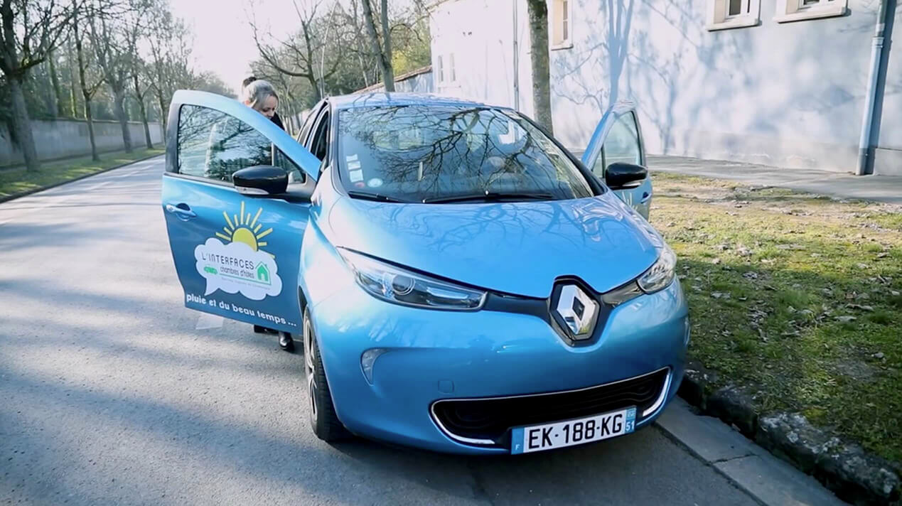 We see 2 visitors to Linterfaces entering one of the electric cars during their discovery of the region